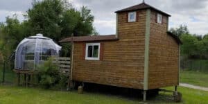 le château mobile du camping de la trye : un de nos hébergements insolites